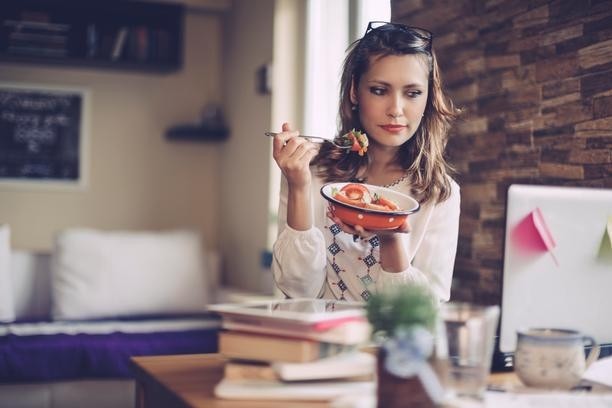 woman eating a healthy office lunch